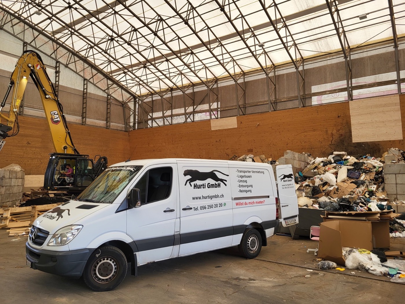 Moderne Transportflotte in Lagerhalle Baden - Verschiedene Fahrzeuggrössen verfügbar