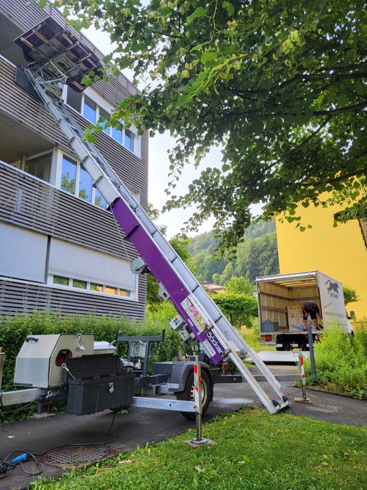 Professioneller Transport mit Möbellift - Sichere Beförderung schwerer Gegenstände